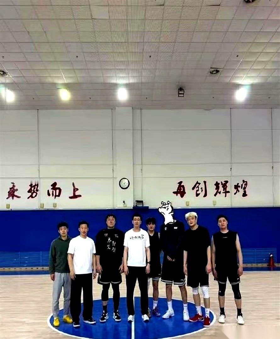 2米18的朱荣振，毫无征兆地出现在了沈阳的街头。
对面坐着的是吴昌泽和俞泽辰，全