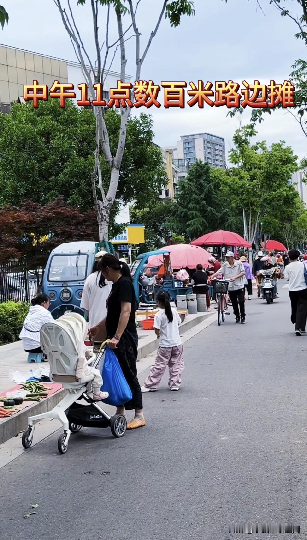 宁波芦港菜场外数百米长地摊一字排开，影响周边交通环境

中午11.15分西城芦港