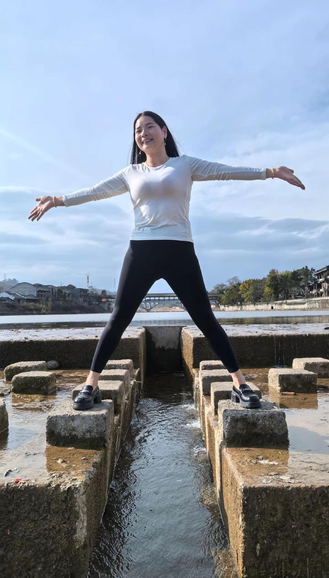 海有舟可渡，山有路可行。阳光总在风雨后。。。。。感谢你的宠溺，给我不一样的幸福感