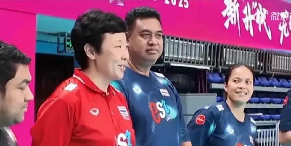 世界级难题
泰国女排今晚上与中国女排争夺冠军。偏偏泰国队的主教练加提蓬是冯坤的老