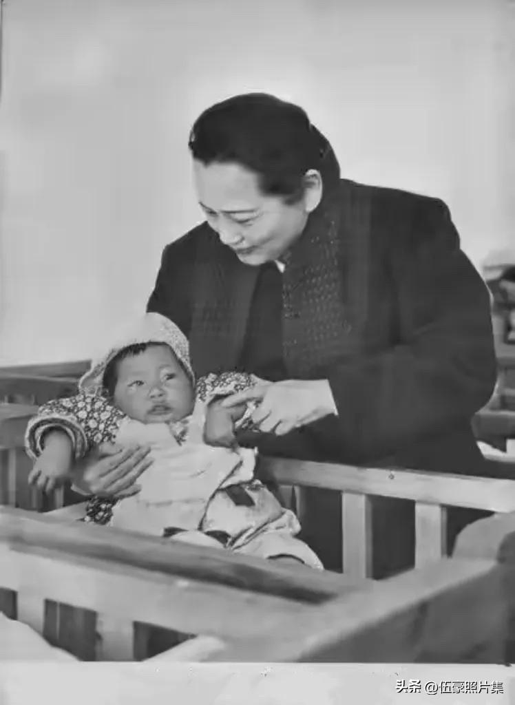 1955年，宋庆龄视察昆明云南卷烟厂托儿所，详细询问孩子们的健康、饮食和教育情况