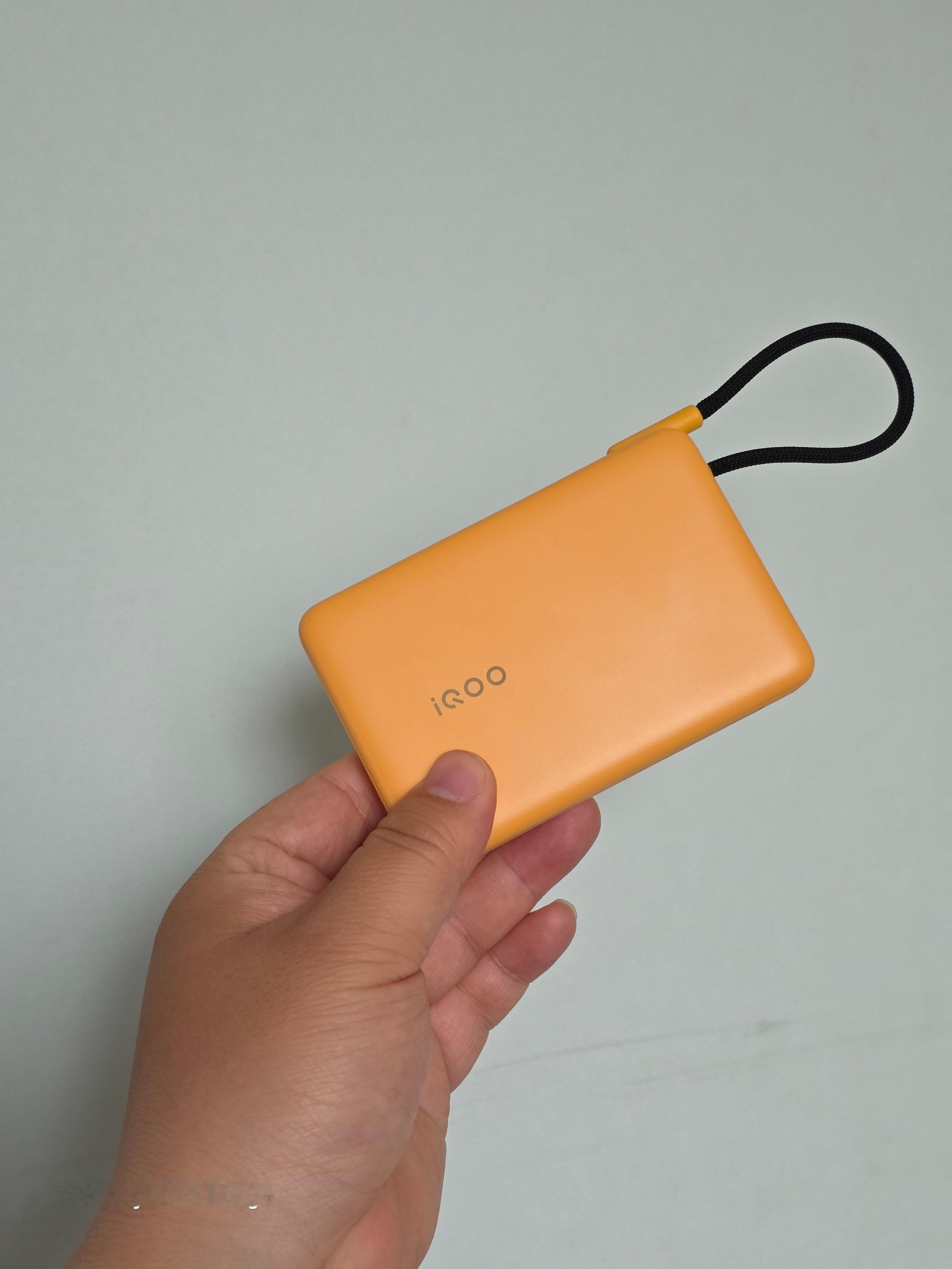 iQOO 33W自带线充电宝小而轻薄  便携 ​​​