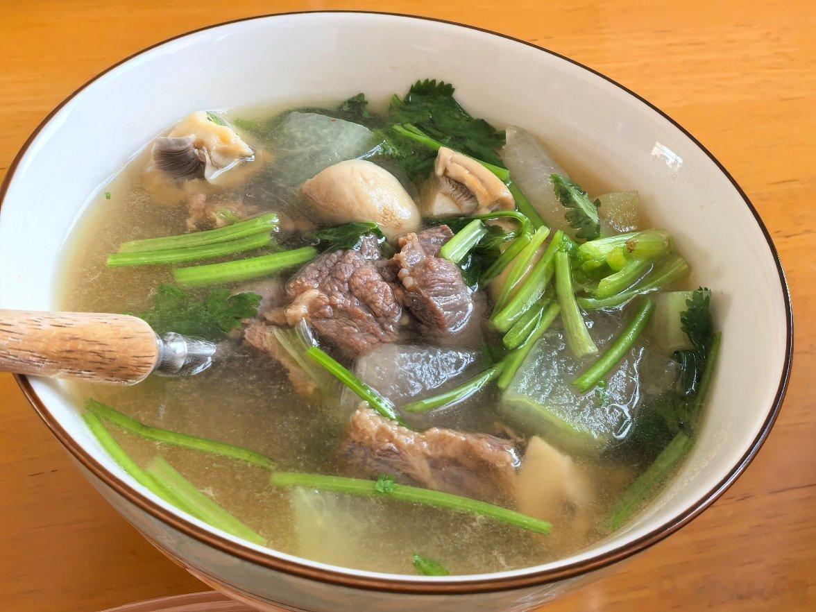 我的美食日记 夏天的午餐，主打一个简单省事。一份香糯入味的烤猪蹄，一张塞满小菜的
