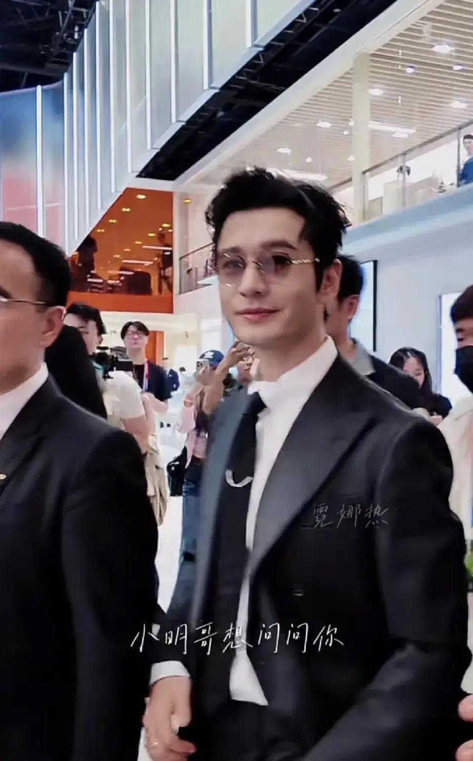 49岁的黄晓明真不容易，好不容易进了博士复试，万万没想到，他一现身北京国际车展，