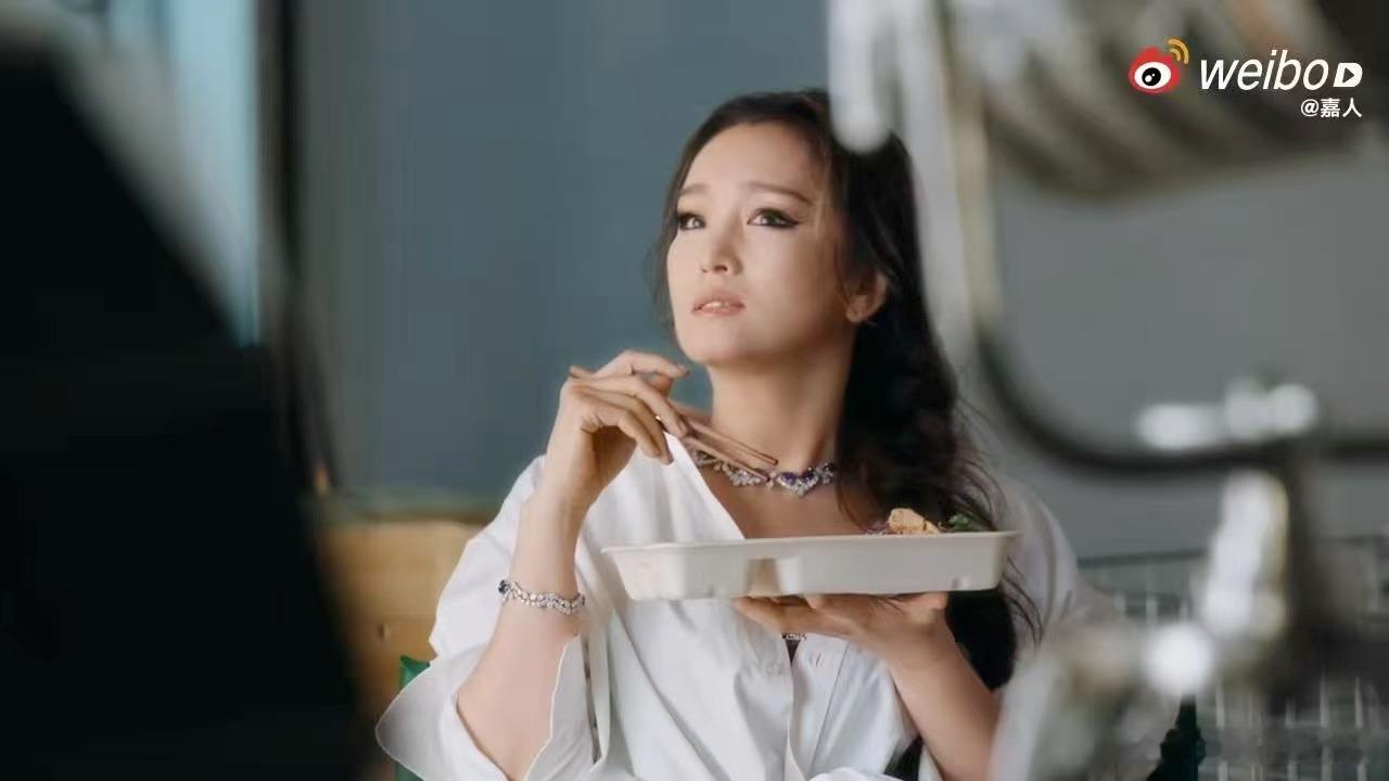 巩俐端着盒饭吃饭好萌巩俐端盒饭的姿势好可爱 我真的是觉得巩俐端着盒饭吃饭好萌，以