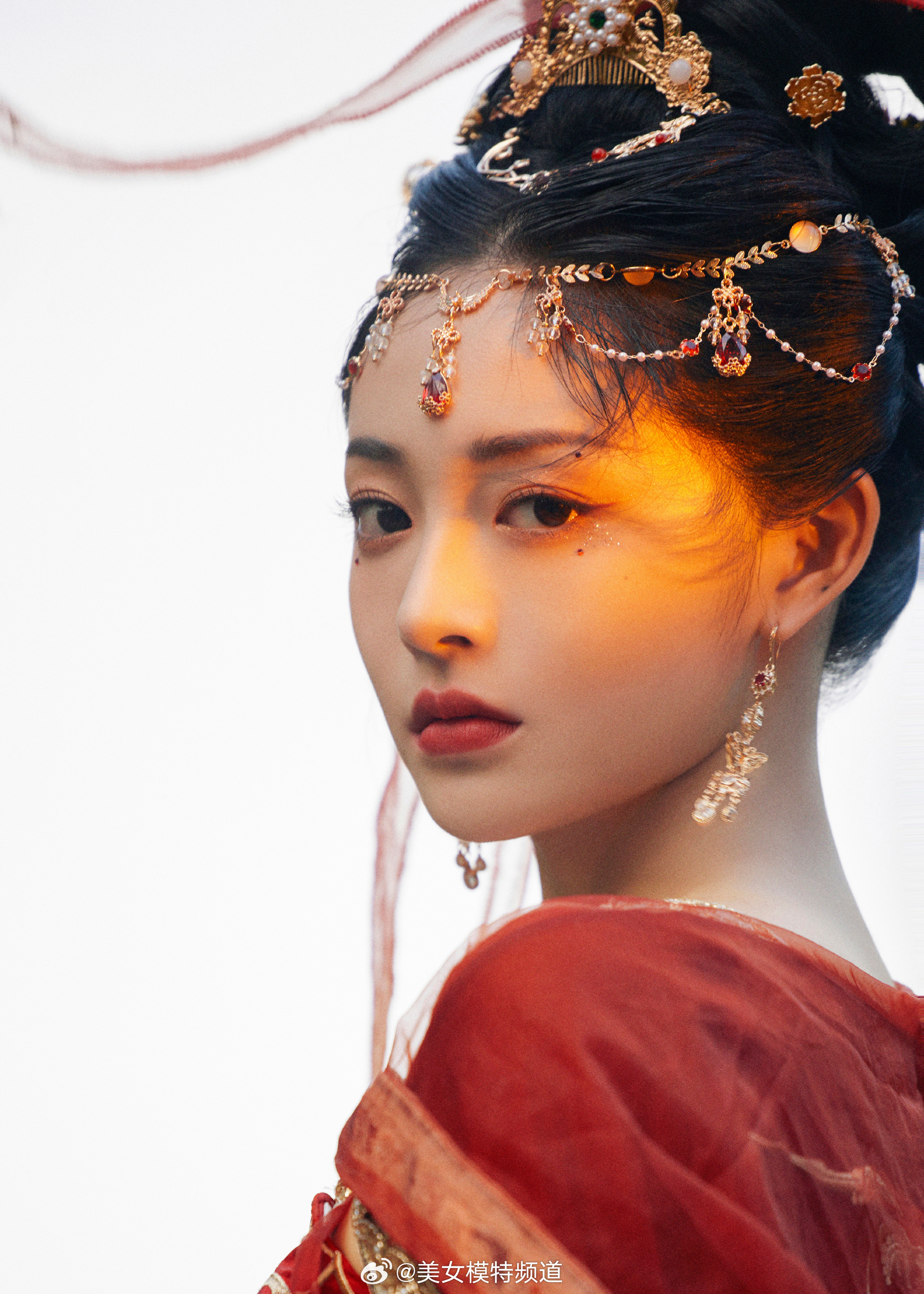 周洁琼红衣古装风大片 