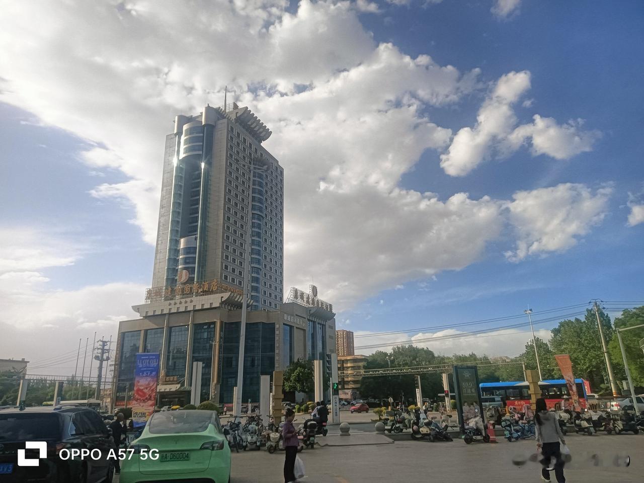 看云识天气：对比了一下我这几天在库尔勒康城国际酒店几张实拍照片，突然感觉，是不是