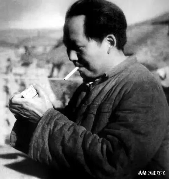 这是1947年毛主席在转战陕北途中抽烟时候的照片。
缅怀伟人！