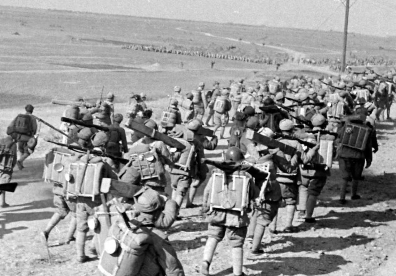 1948年，大撤退中的国军士兵！他们中很多人后续投奔了人民解放军，更在朝鲜战争中
