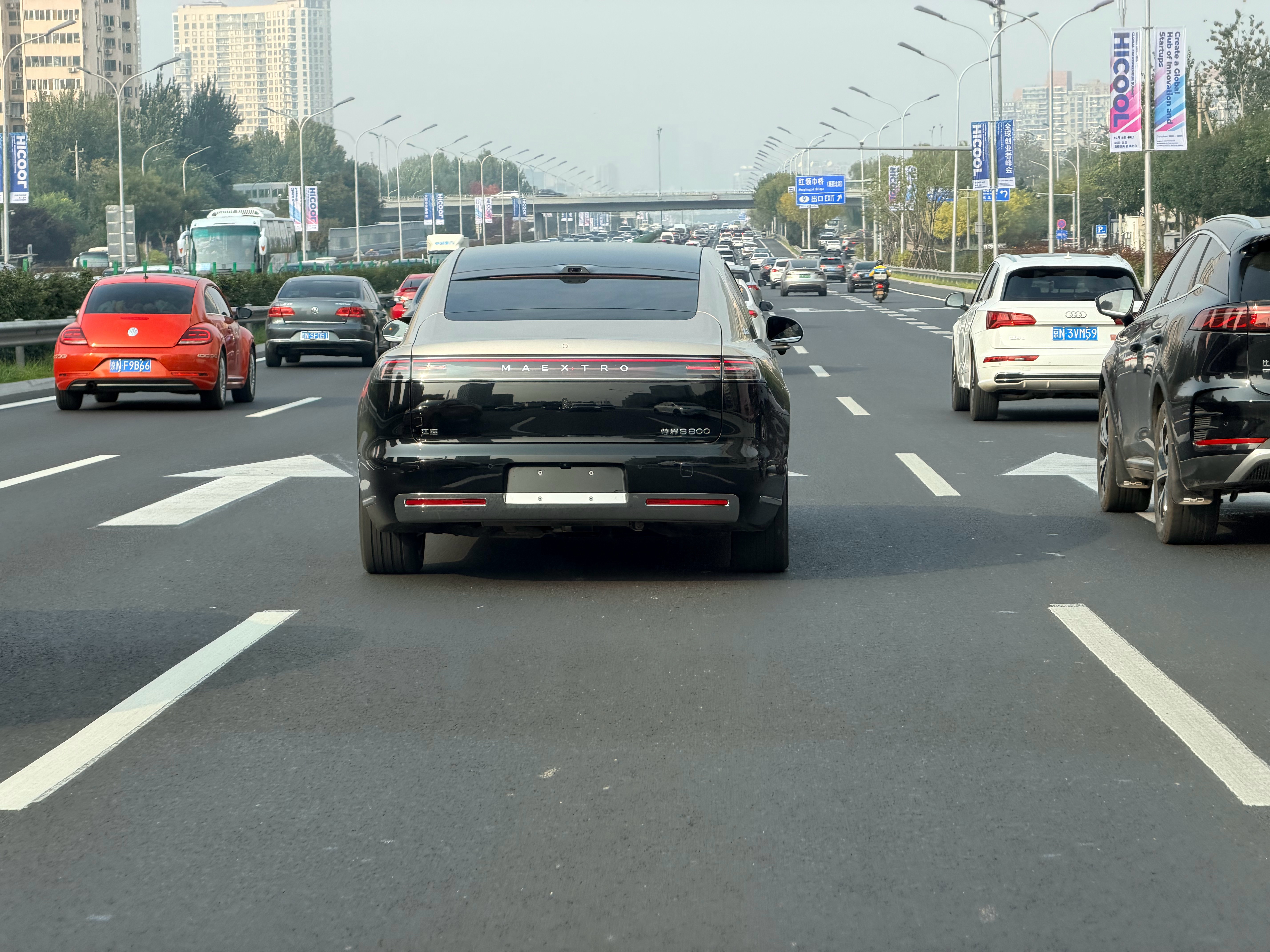 路上看到一辆尊界S800，这也太帅了吧 