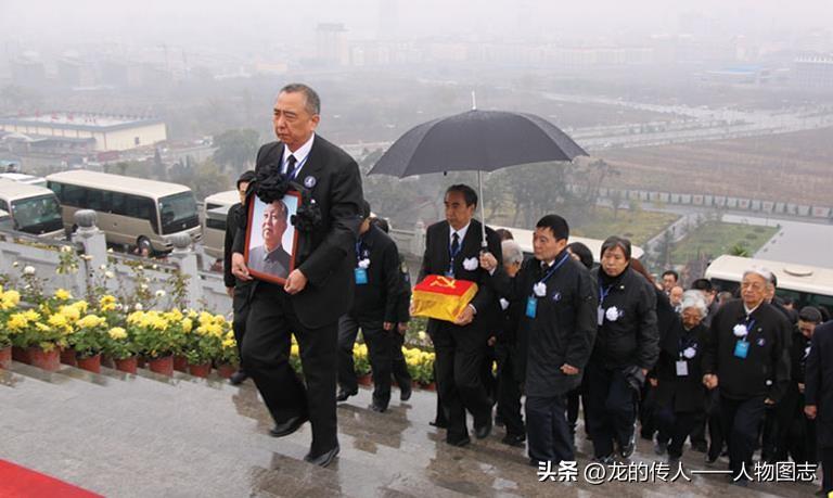 2011年11月3日清晨，华国锋同志骨灰在亲属护送下，抵达故里山西交城卦山南麓安