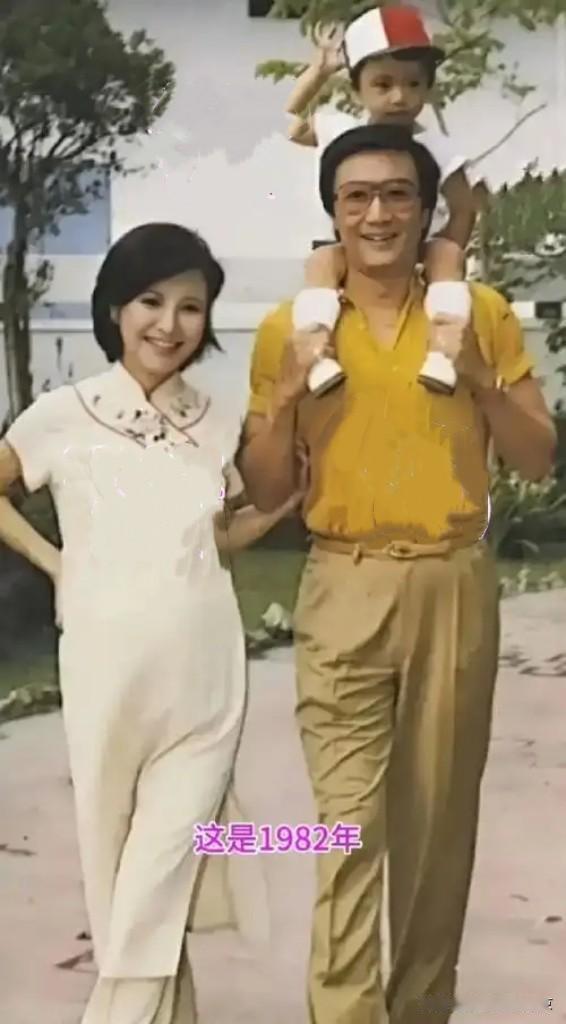 这是1982年的照片，
    你知道肩膀上的那个小孩儿是谁吗？
      幸