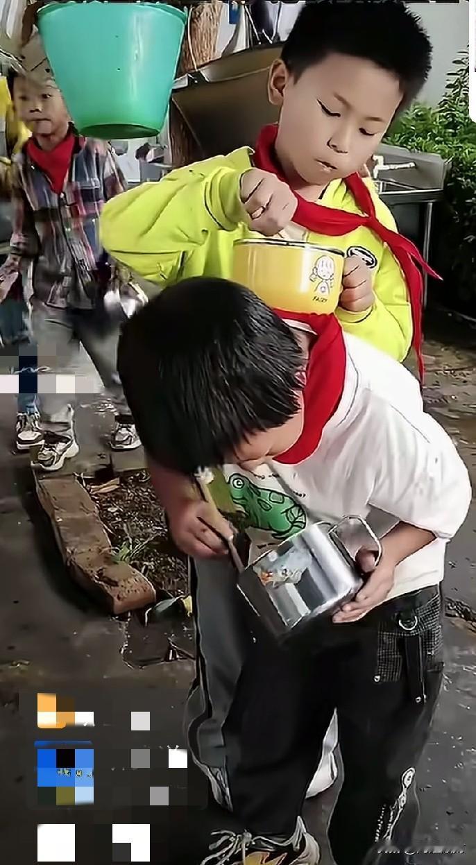 这不是校园霸凌，这是一个天使在闪光。

在某个小学，到了中午吃饭的时候，每个孩子
