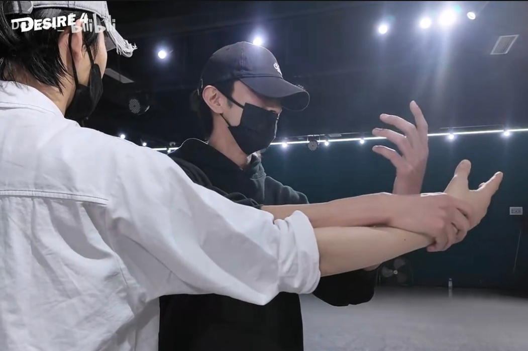 大手包小手 