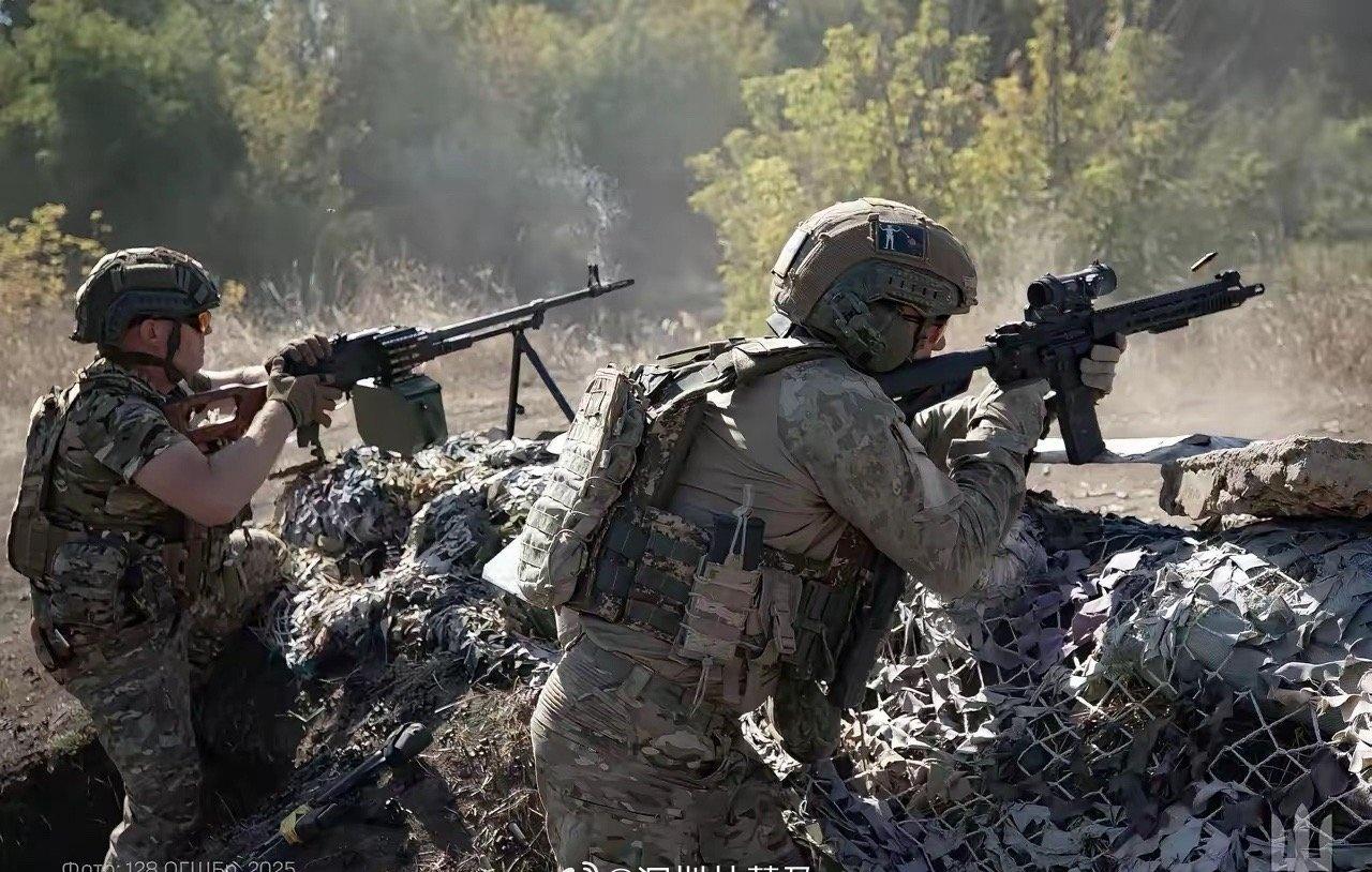 俄军发现，乌军机枪手被铁链锁在机枪阵地上，只能打到死为止。俄军发现，乌军这挺机枪