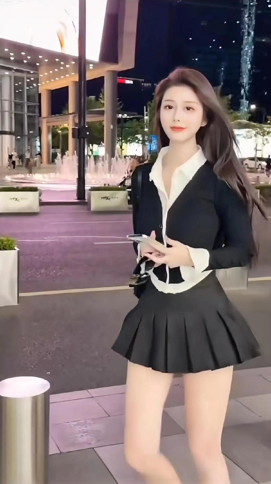 夜色阑珊处，佳人倚栏思。