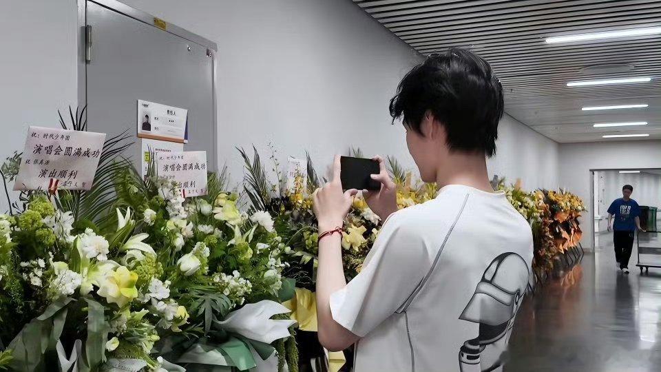 张真源拍了孟子义送的花篮我们真源就是这样好，认真记录直奔自己的花篮💚💚💚 