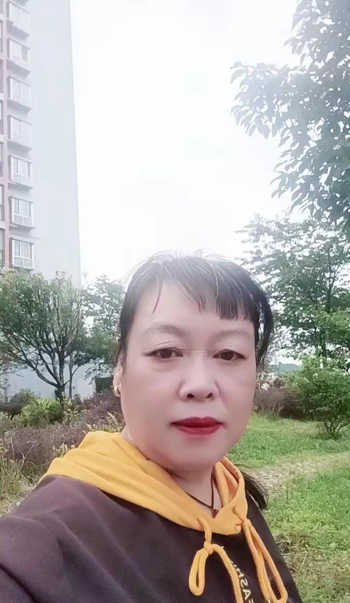 人这一生，最重要的就是走好自己的路，做好自己的人，该经历的都经历了，只要是自己扛