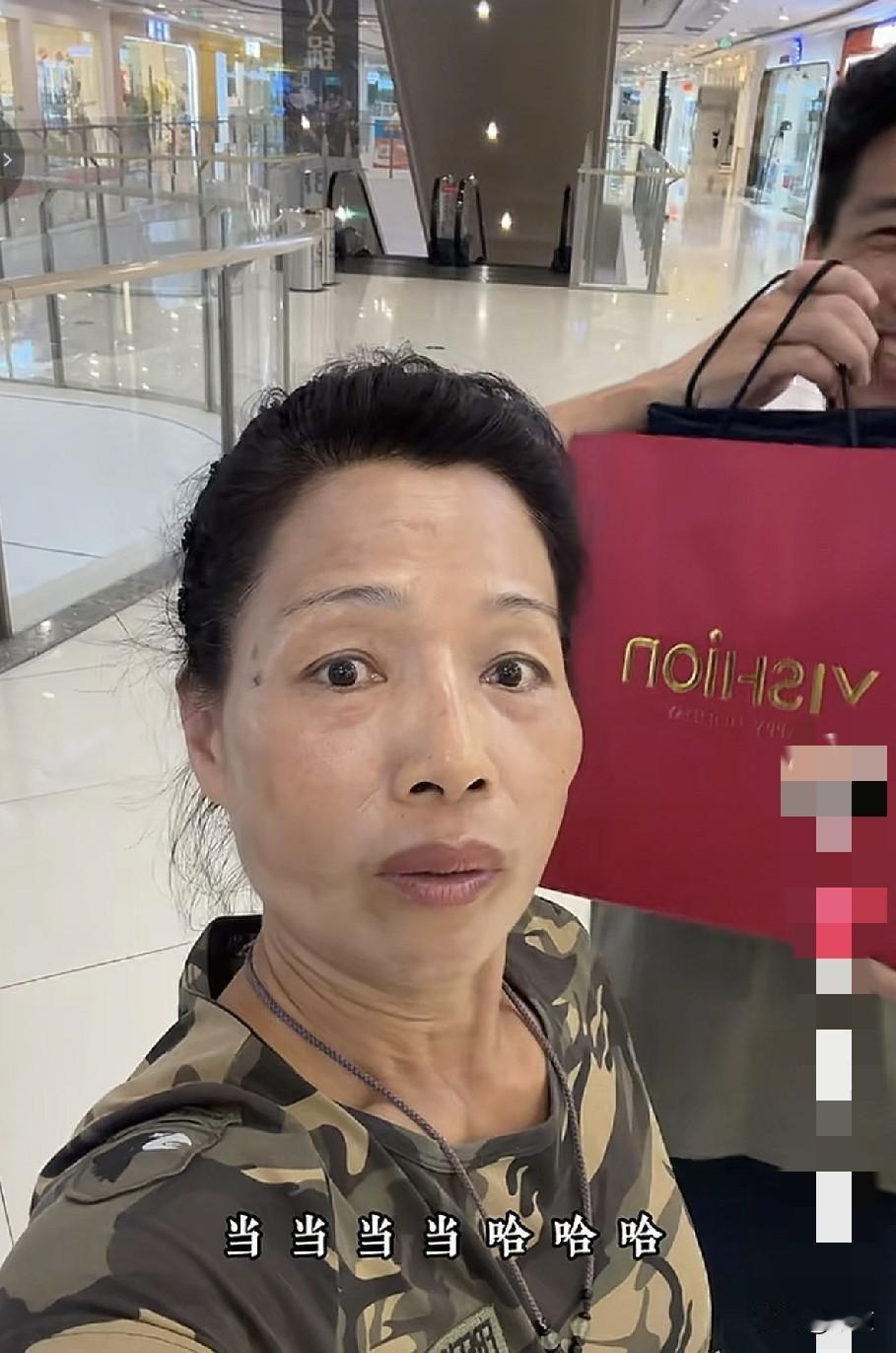 海军这次回家陪妈妈，亲自带妈妈去买了妈妈喜欢又舍不得买的衣服。
虽然妈妈嫌太贵了