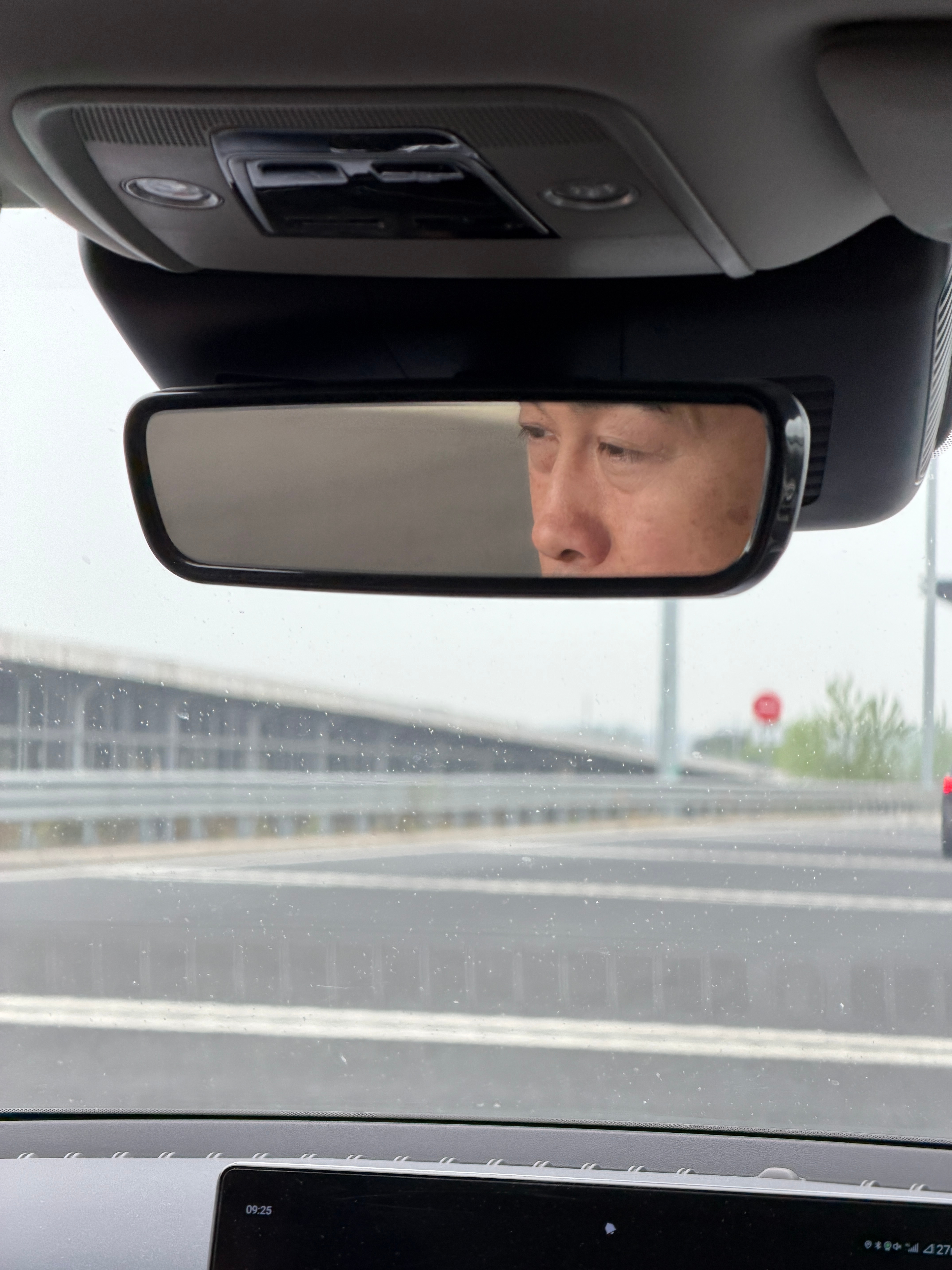 早上好～又是去机场的路上这司机快睡着了，闭好几次眼了，我一直盯着就怕他真睡着了跑