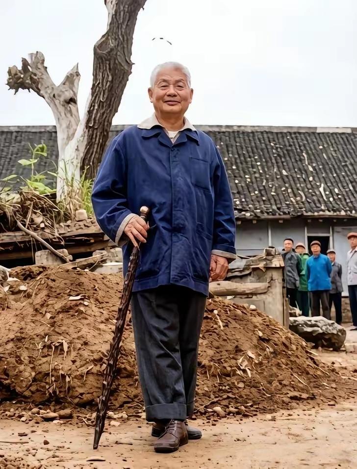 萧军来看萧红。
很明显，这已经是几十年后的事情了。萧红已经去世了好些年了。这时候