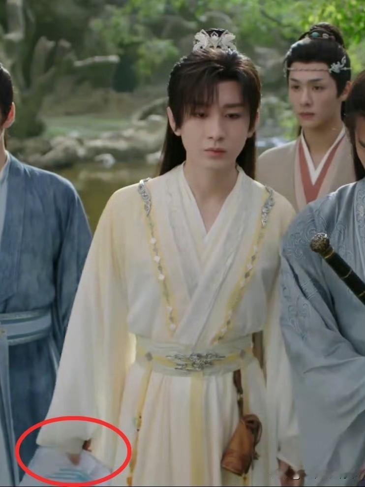《赴山海》因14集成毅手持剧本的穿帮镜头引发热议，主演成毅（饰萧秋水）与武林群雄