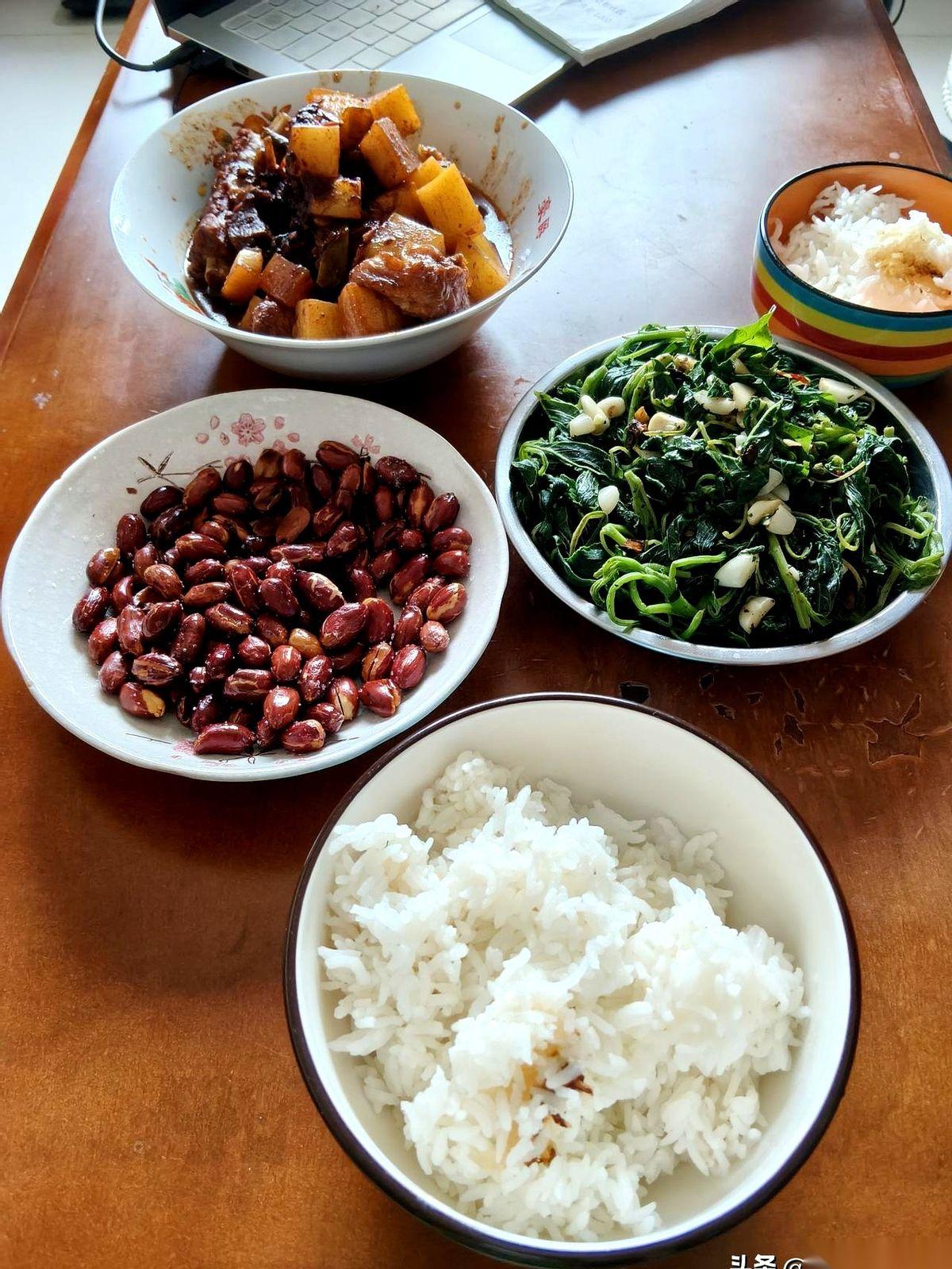 那盘炒糊了的花生米，才是今天这顿饭的灵魂。
旁边是土豆炖排骨，还有一盘炒野苋菜。