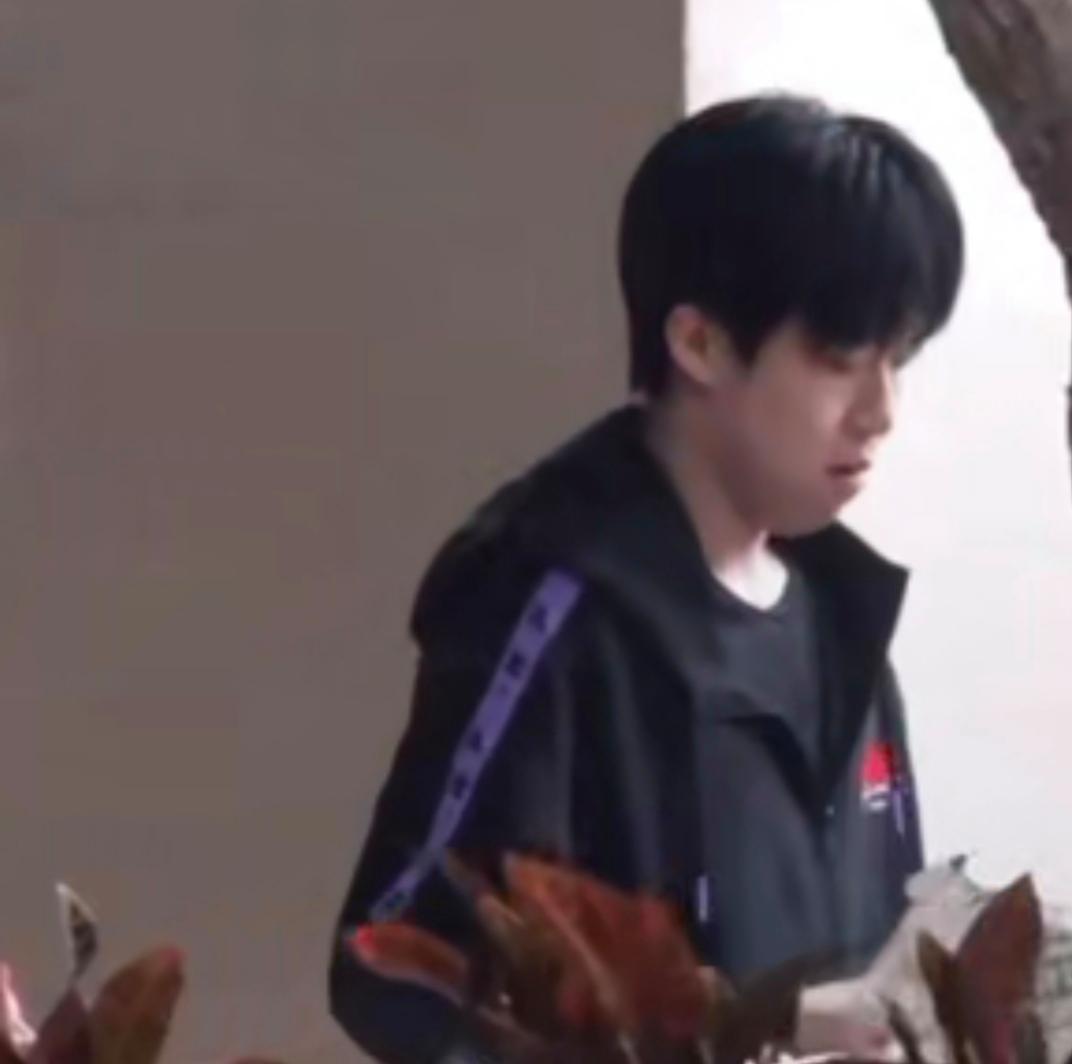 新鲜的王楚钦，也是他在海南的最后一天上训昨天国梁和秦指都来到万宁开始进行队内赛，