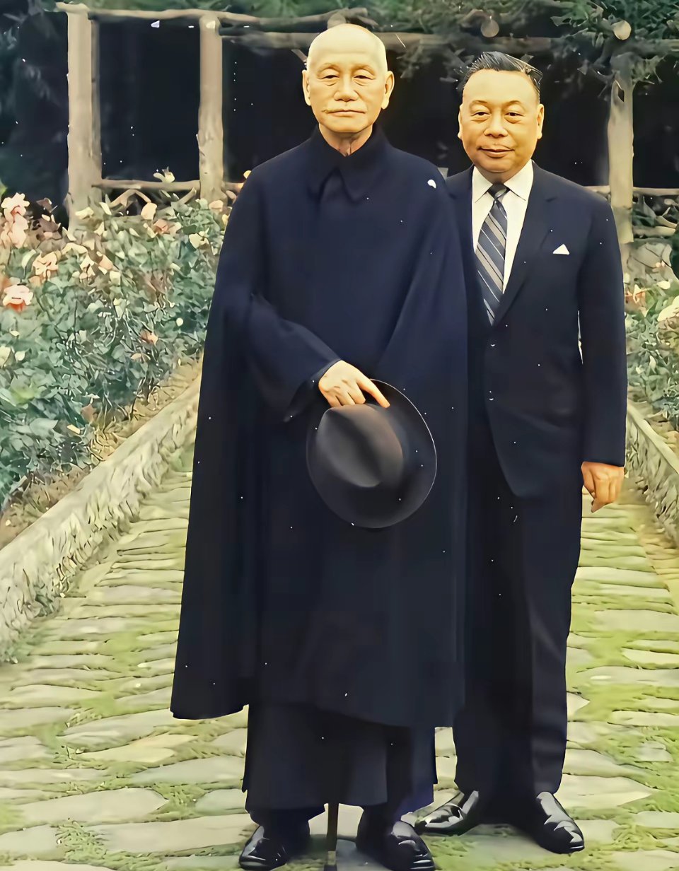 拍完这张照片后，不到一周蒋介石就去世了，这应该是他们父子俩最后的合照了 