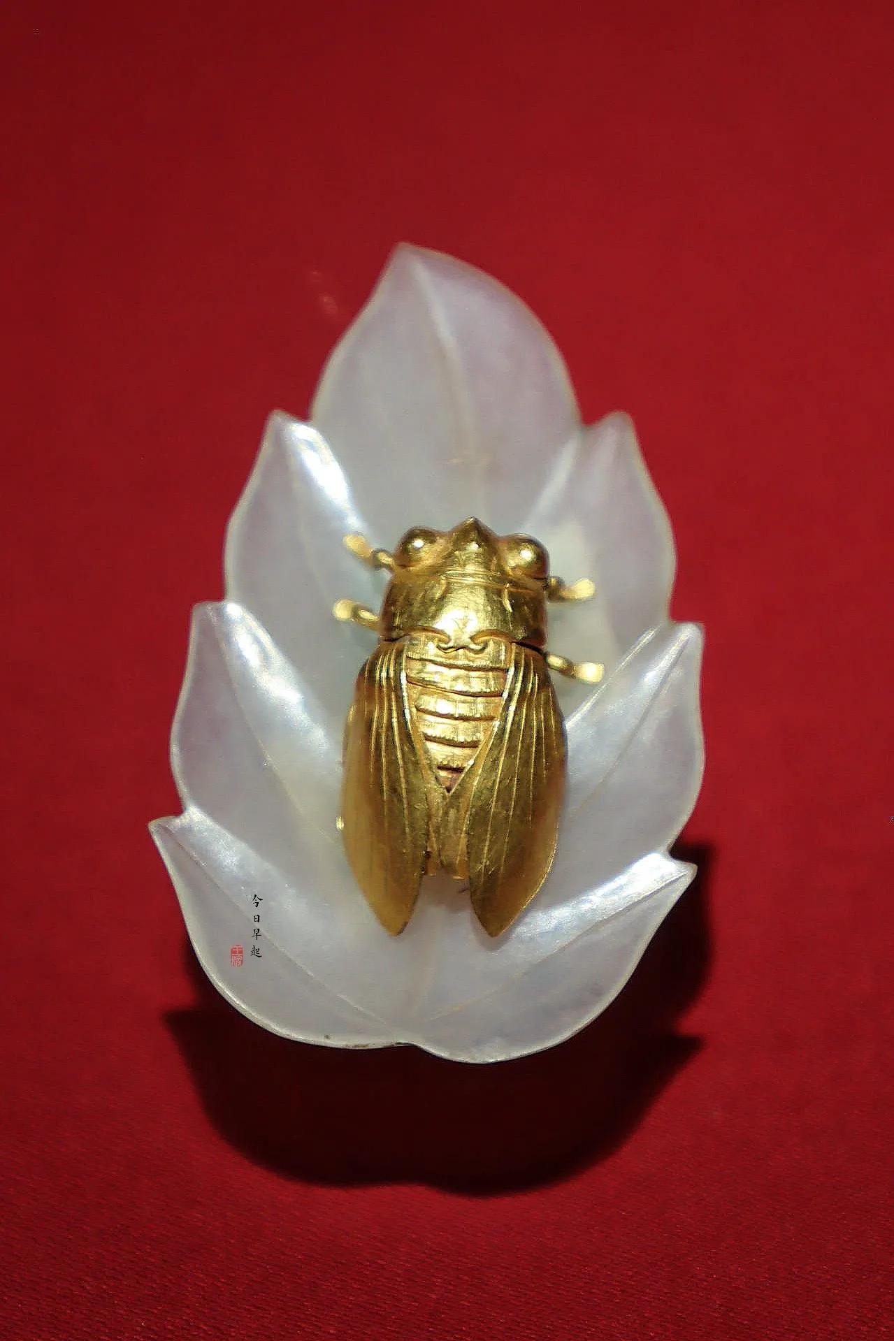 【“金蝉玉叶”如何戴在头上？】

“金蝉玉叶”是南京博物院的镇馆之宝，一级文物，