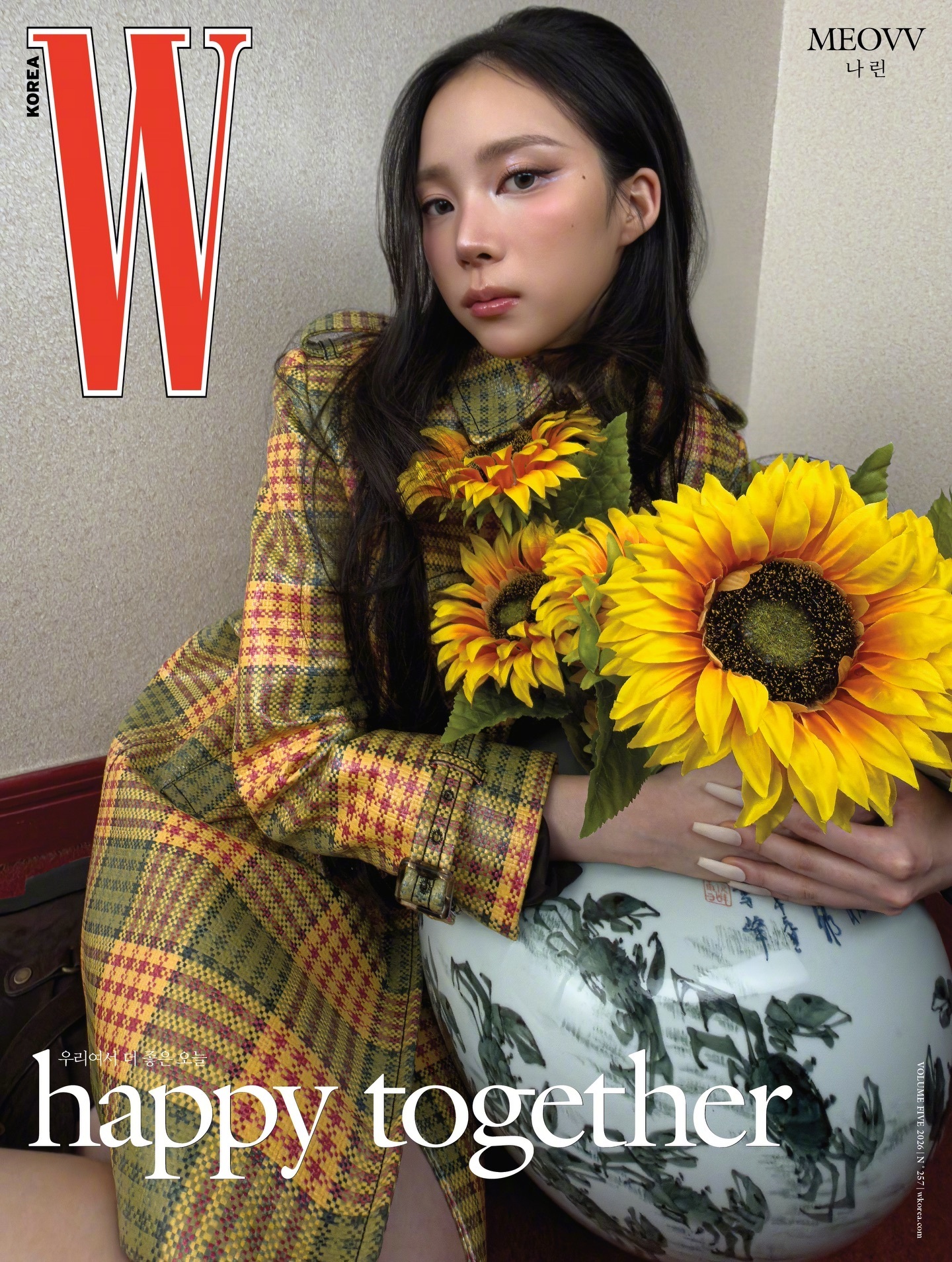 W Korea 五月刊封面人物，女团MEOVV 五位成员登场，分别演绎五大品牌服