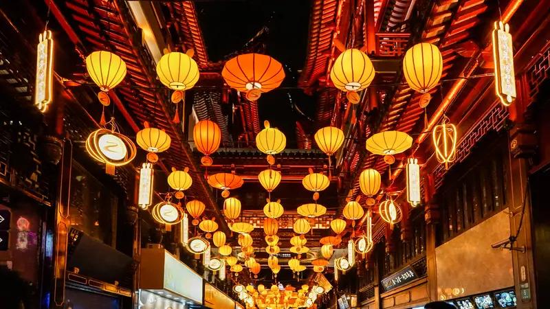 元宵节抒怀
爆竹声声震碧霄，龙城霓虹逐春潮。
华灯艳柱斑斓树，玉管笙歌顿挫娇。