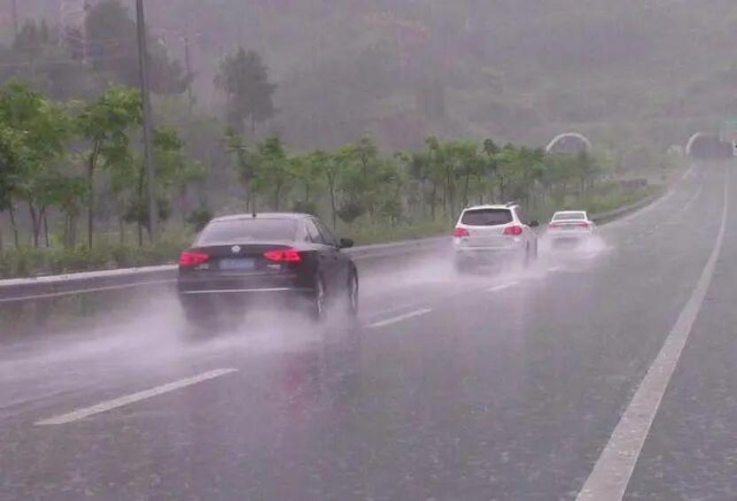【问驾百科】暴雨天停应急车道，到底算不算违法？大v聊车买车之前先问驾 大家都知道