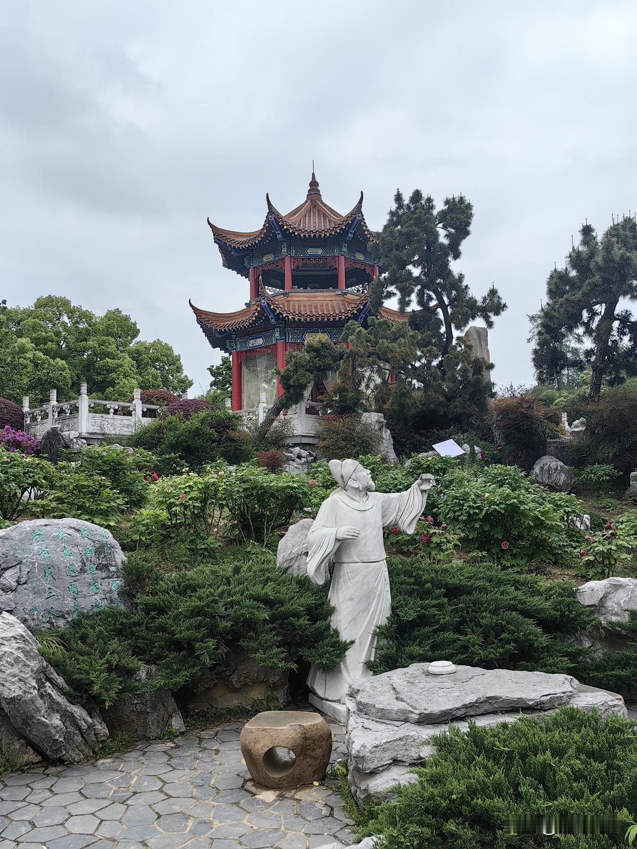 暮春访东湖牡丹园
风骤雨疾花落去，
东湖遍地绿意葱。
残红坠入清波里，
犹带春光