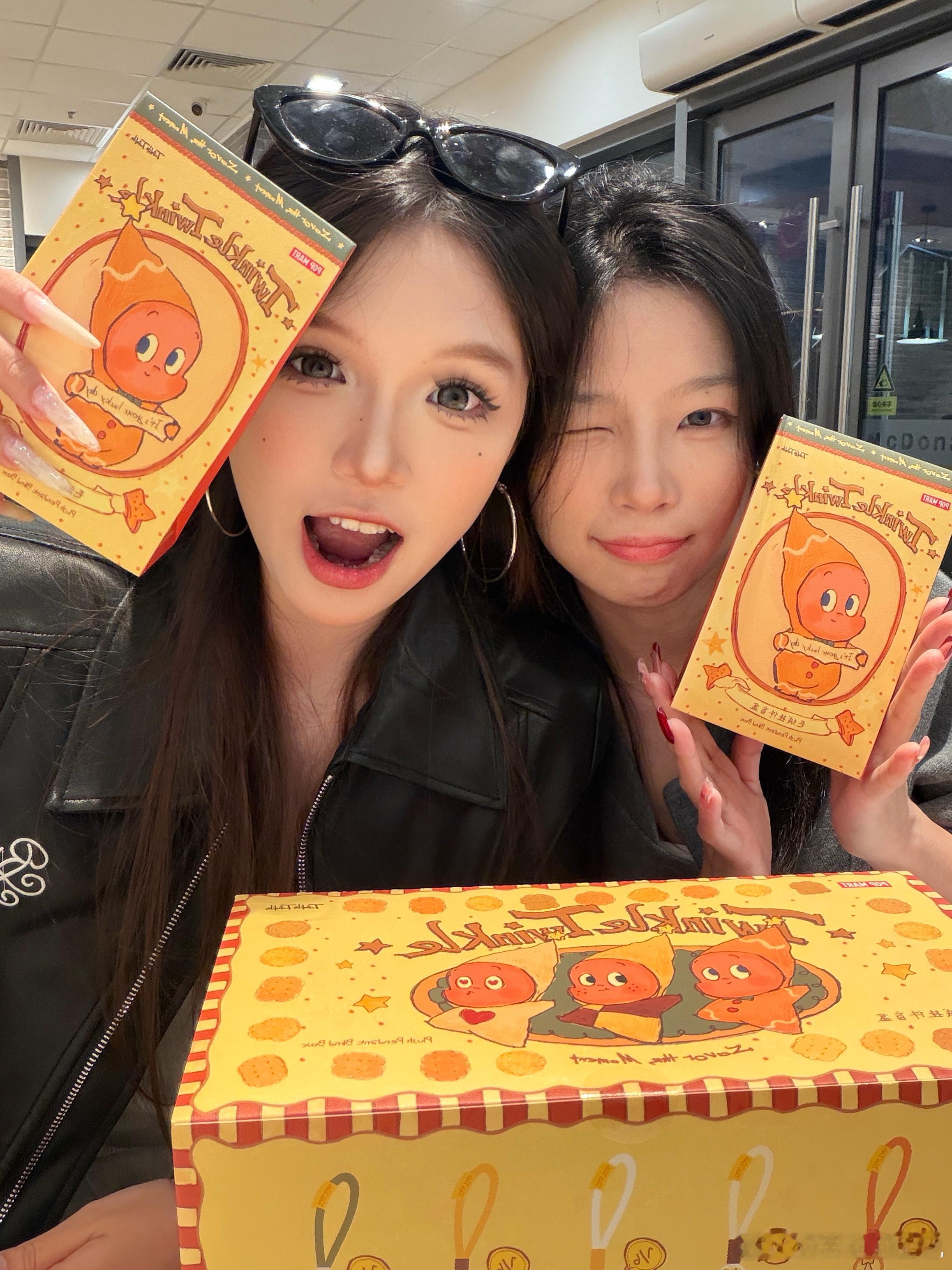 ^^今天给lxy过了农历生日带她吃了漂亮饭还给她拍了好看的照片。还给她端了她超喜