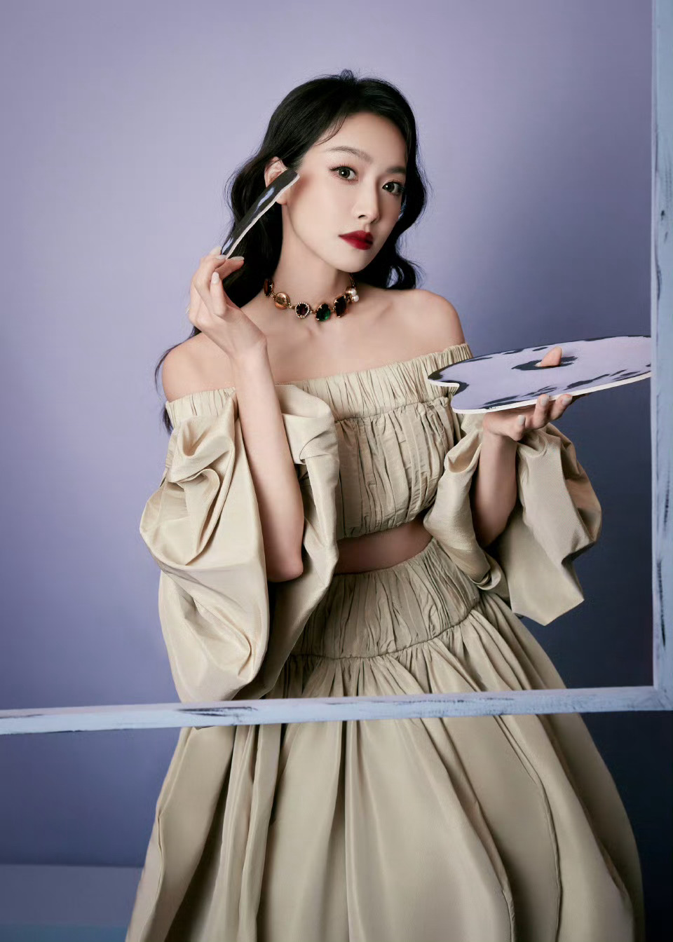 宋茜宝石chocker宋茜卡其色长裙宋茜卡其色长裙，宝石chocker好亮眼，绝