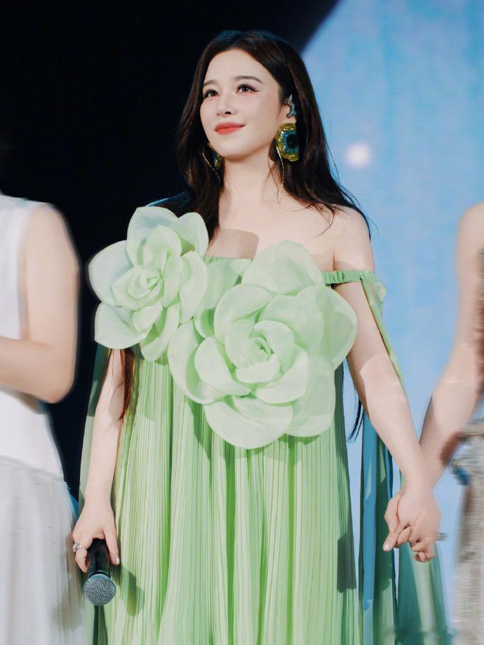 阚清子美到被判定成AI阚清子AI生成级别的美貌 绿色的礼服裙搭配的姐姐的妆造，真