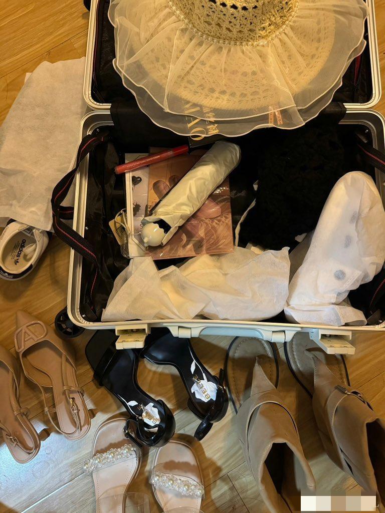 本来只想带这个20寸的行李箱 根本装不下哇哇哇呜呜呜🥺🥺