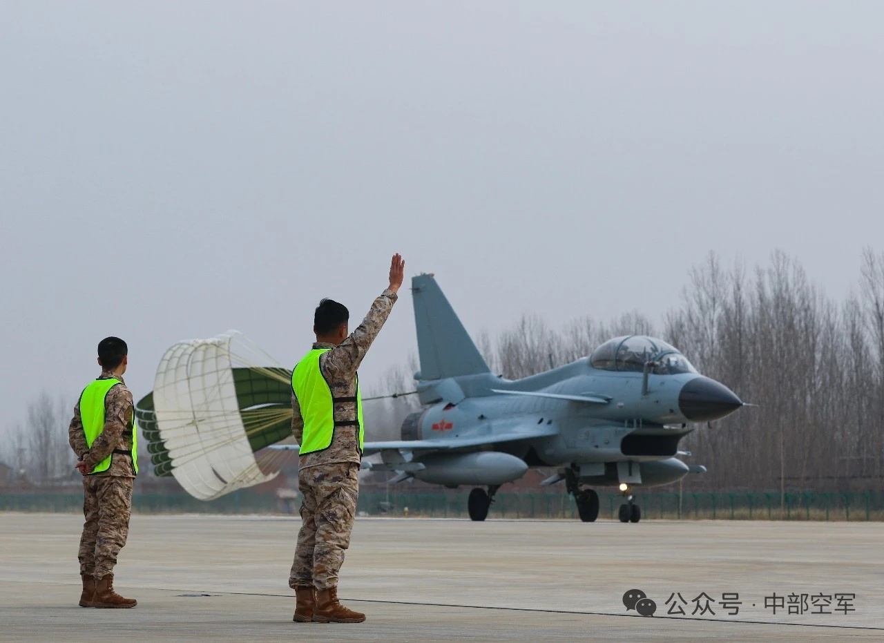 “空中霹雳虎”歼-10烽火问鼎计划制胜空天