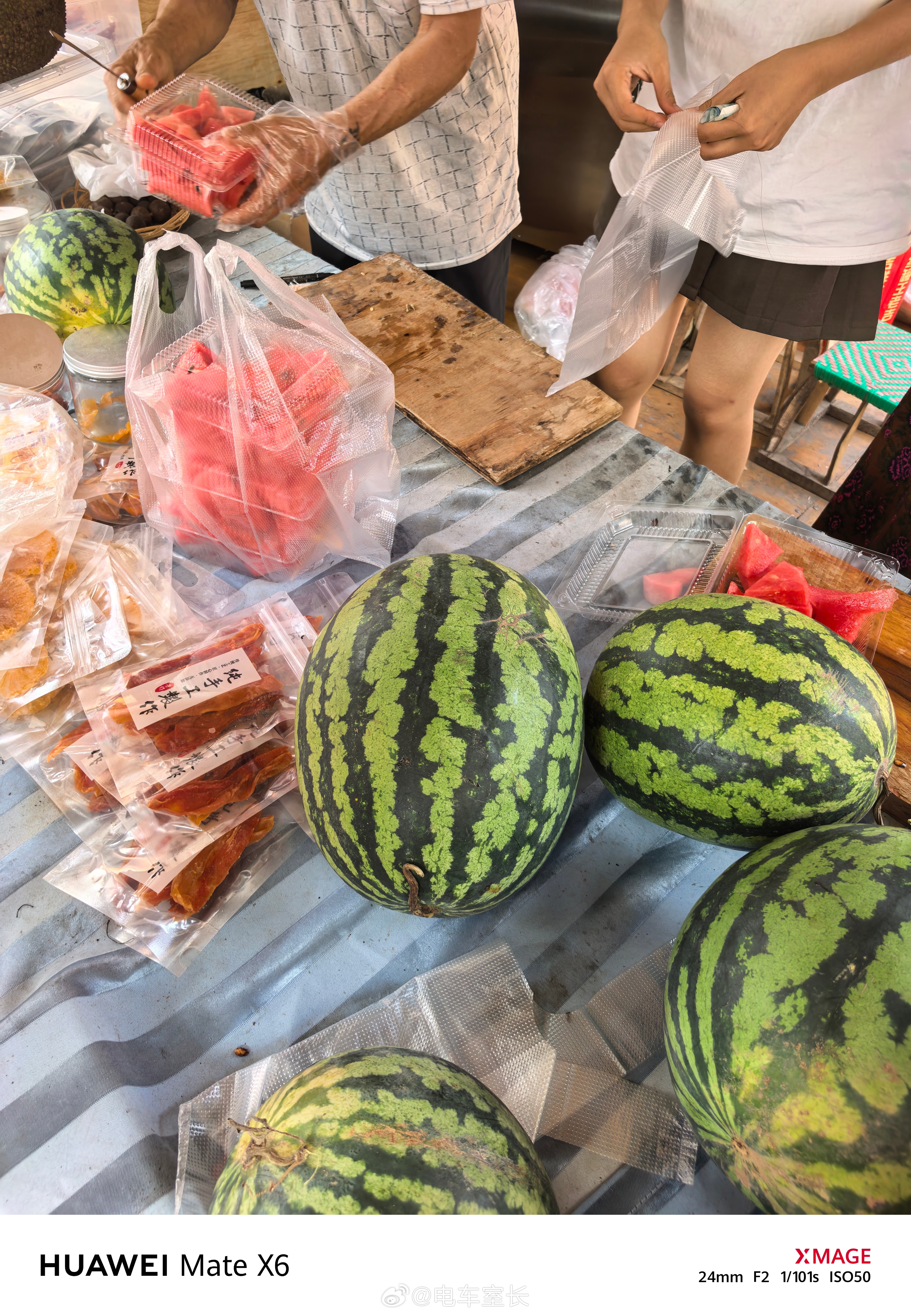 曼掌村是之前《边水往事》的取景地，被电视剧带火了，带游客也不算多，里面都是小朋友