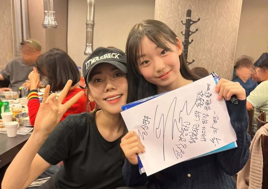 秋瓷炫 ✨牵牛和仙女童演@ yeonwoo2012_love IG更新与杀青宴合