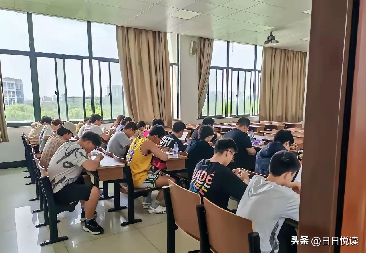 昨天我跟几个老家来的朋友吃饭，聊起孩子高考，那几个当爹的摆摆手，一脸无所谓的样儿