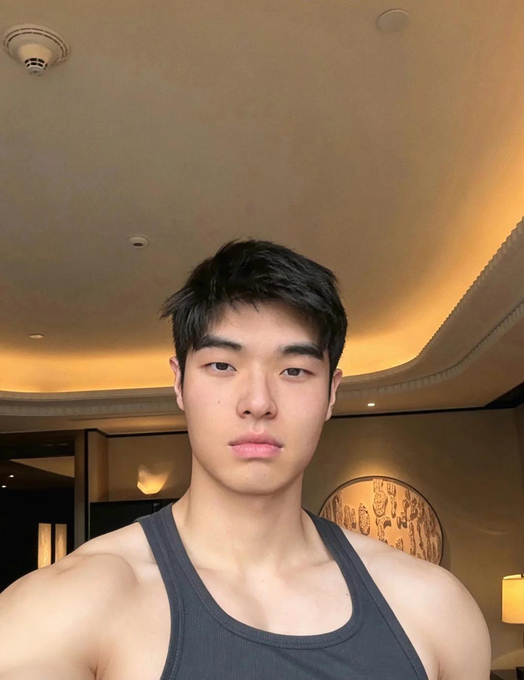 🤳🏻
一张自拍我的健身日常 介绍一个小哥哥 见人不如健身