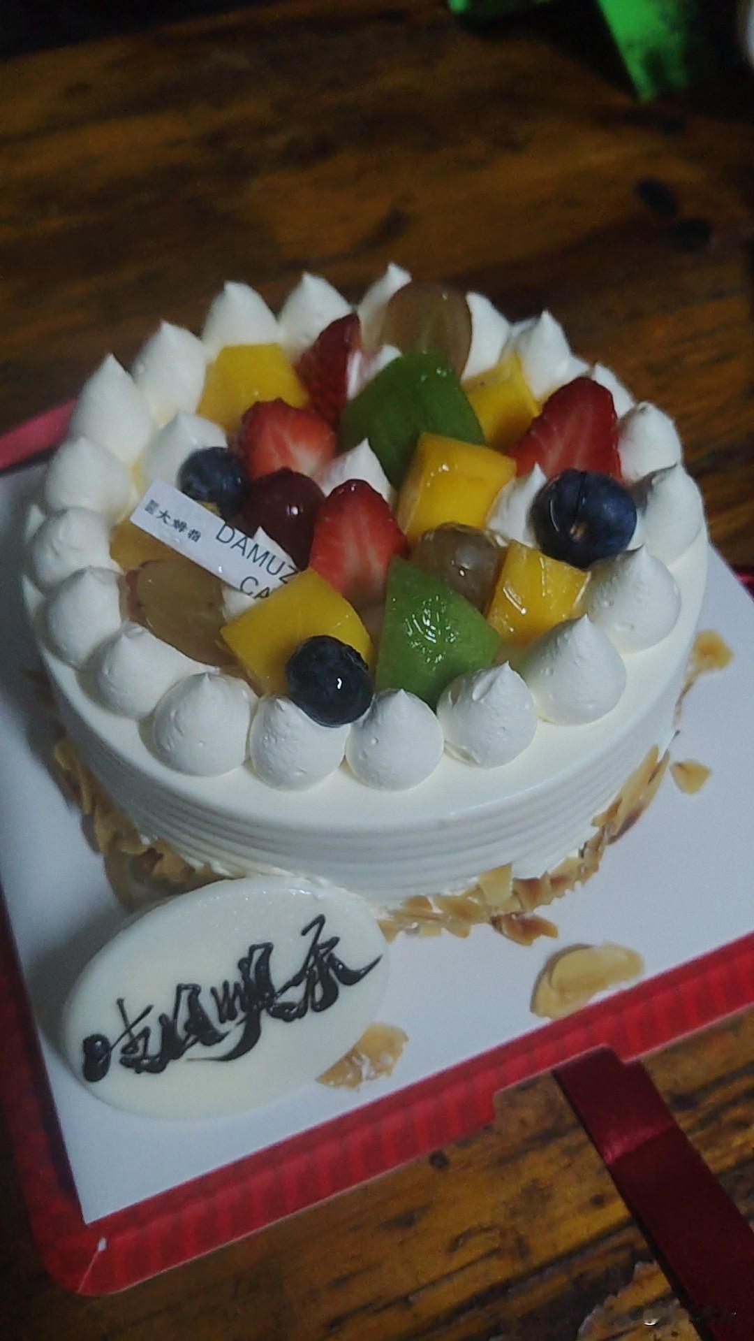 记录下今天全厂的年会成果！
第一，一月份生日的员工，每个人额外发了一盒蛋糕。
第