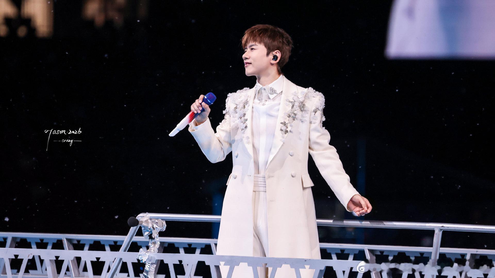 张杰演唱会变我型我秀聚会现场 我型我秀来张杰演唱会了谁能不感慨！从青涩少年到鸟巢