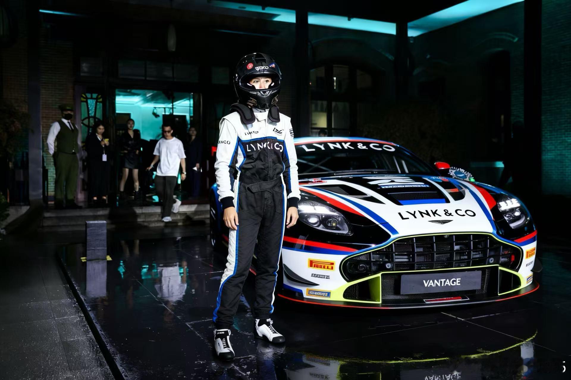 穿着领克赛服的我，站在了带有奥迪涂装的宝马车旁…AI彻底激活了我的变态潜质