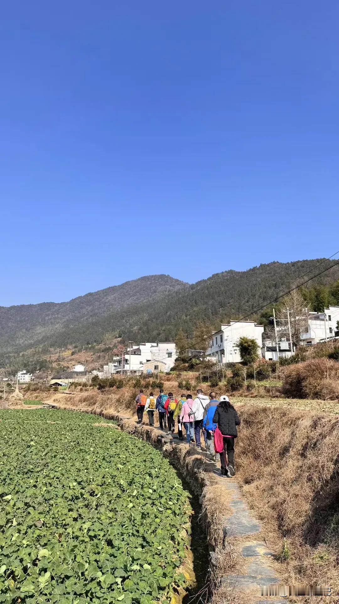 徒步登山，
三五好友一起，
约在周末，
驱车上百公里抵达山下，
登山远足，
要的