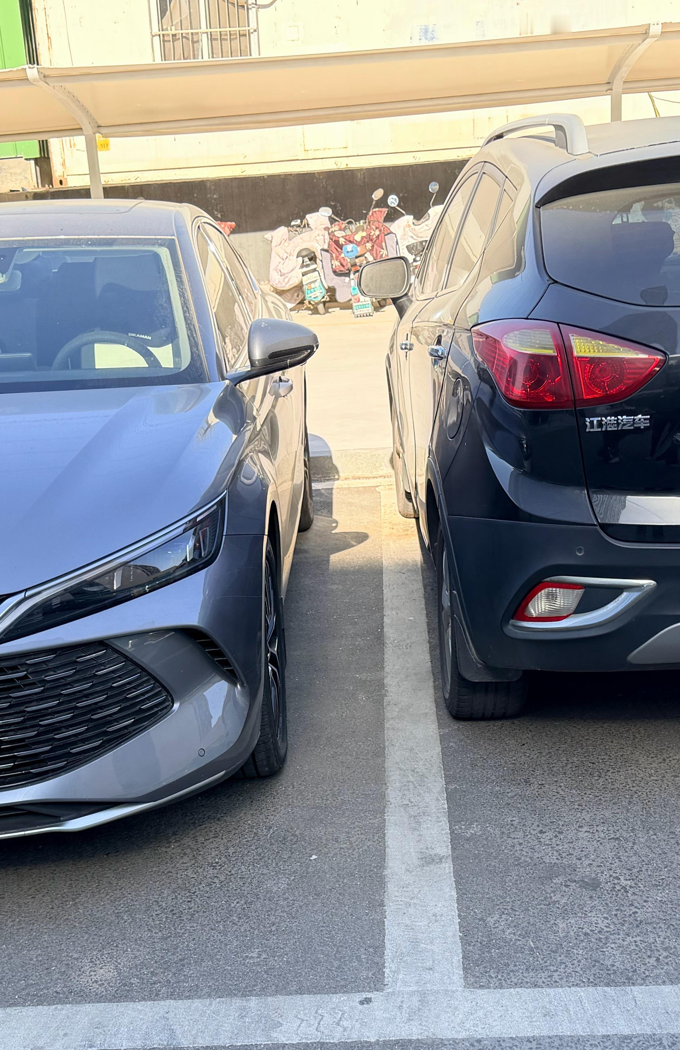 现在不止开车，停车我也是非常小心，我不碰别人的车，但像这样的情况，就担心别人碰我