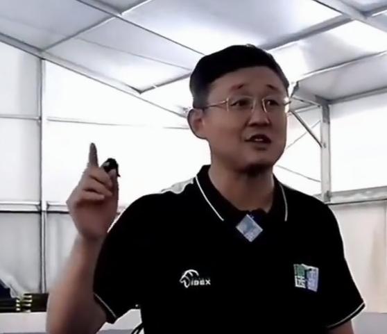 孙继海，作为球员时期，我就很喜欢，董路我也很喜欢！

看到他俩之间因为青训方式产