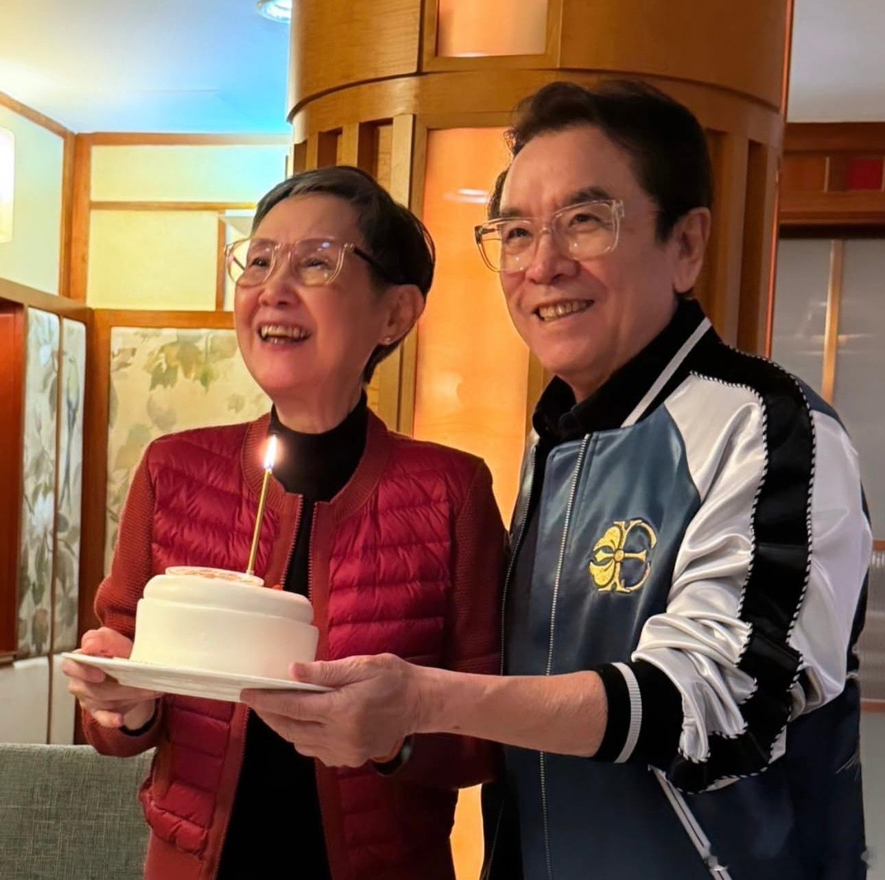 昨天是李琳琳77岁生日，姜大卫为老婆庆祝生日。